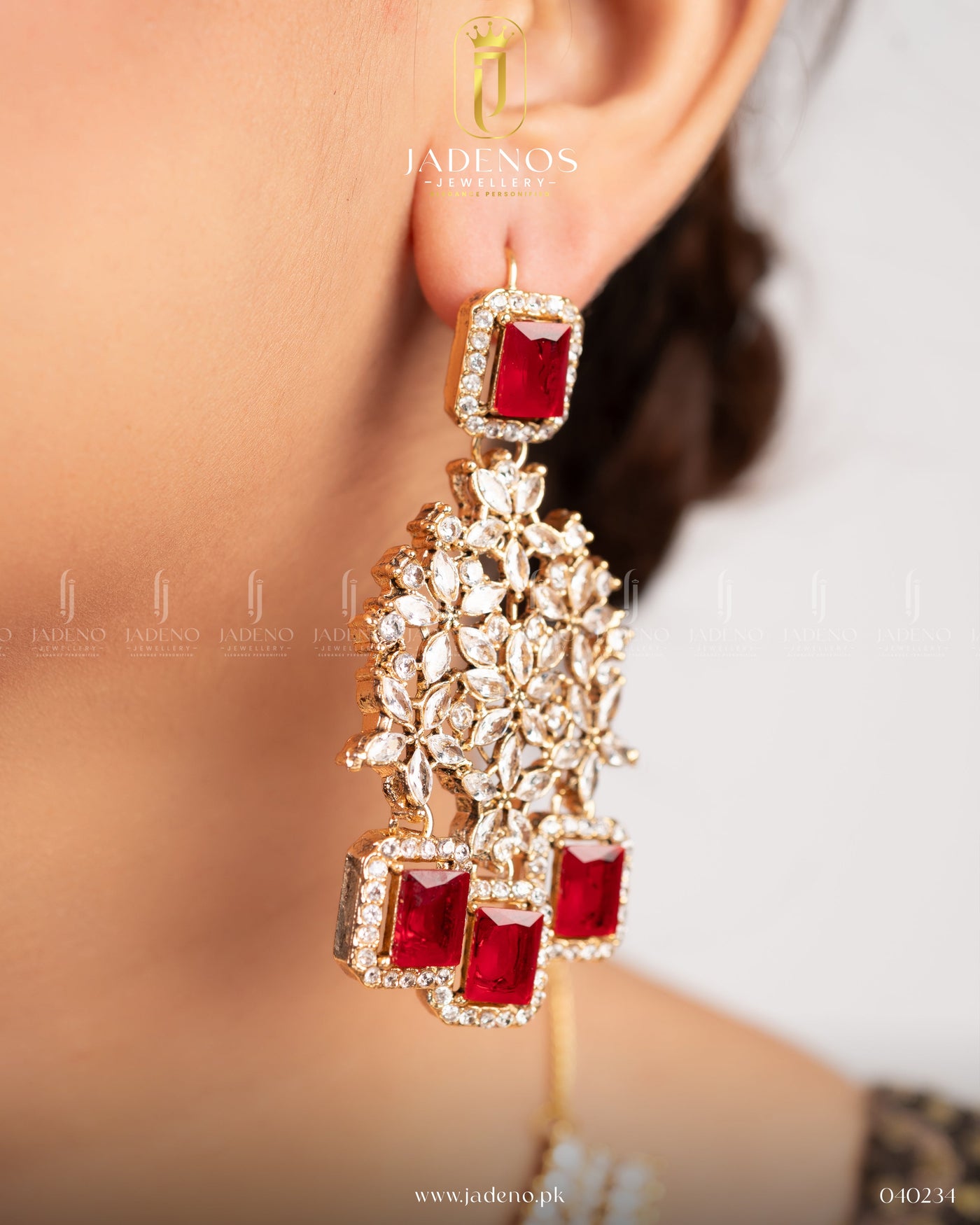 The Taj-e-Noor Set With Tika Golden